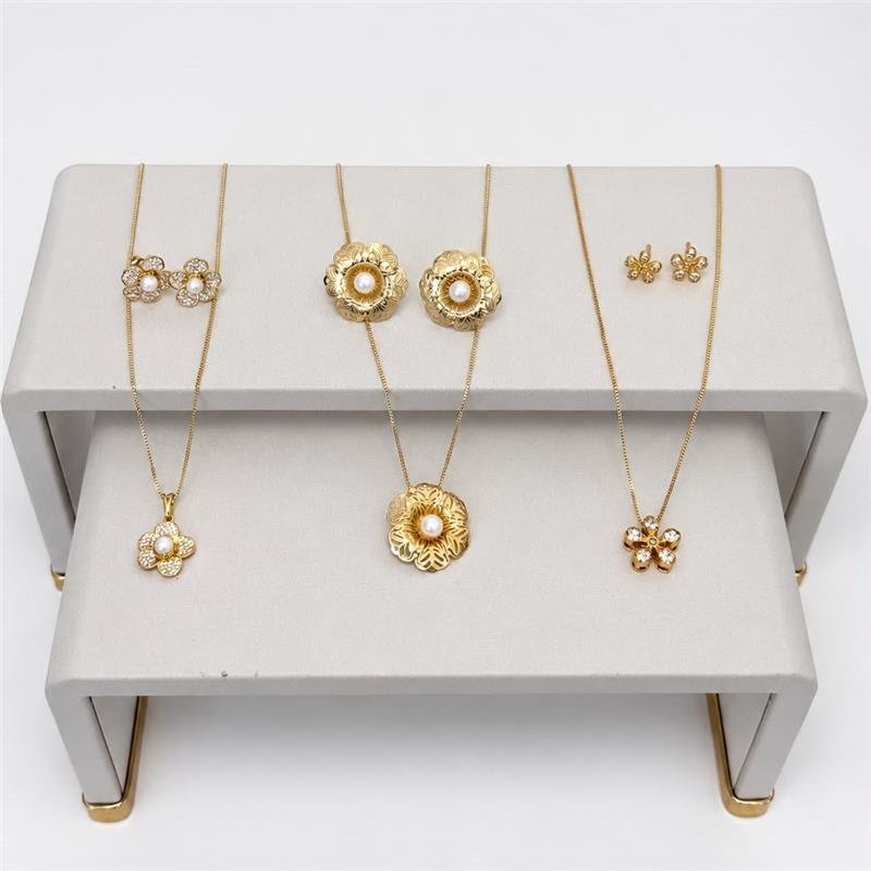 CONJUNTO FLOR COM PÉROLA CRAVEJADA BANHO OURO 18K