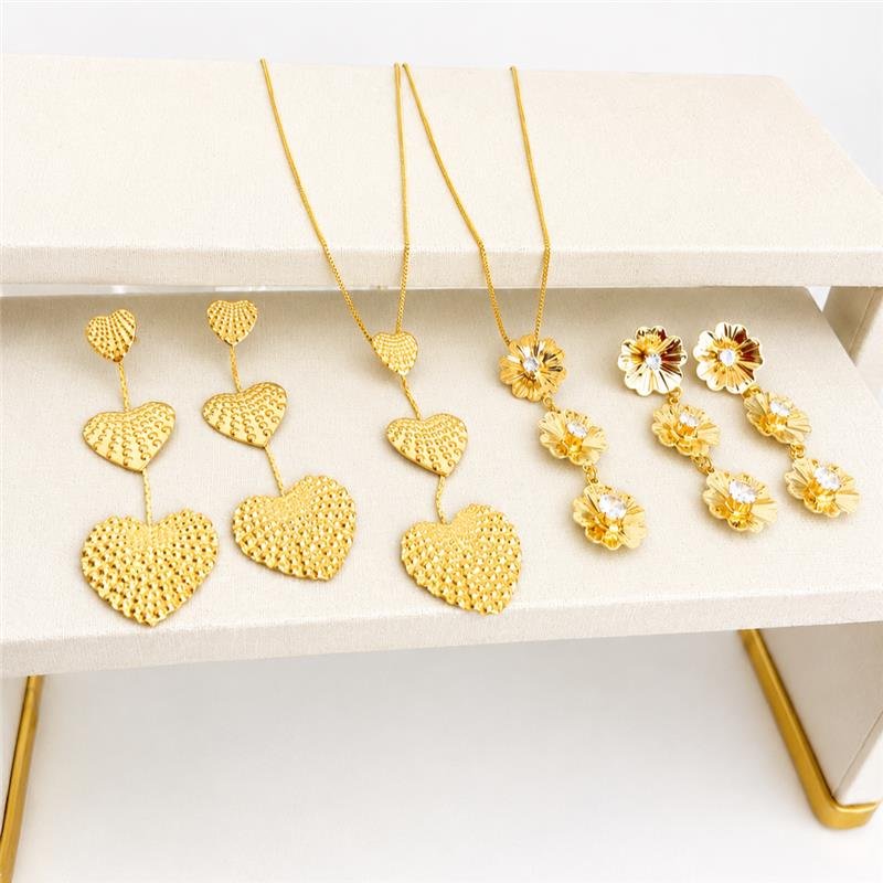 CONJUNTO CORAÇÕES LONGO COM BOLINHAS BANHO OURO 18K