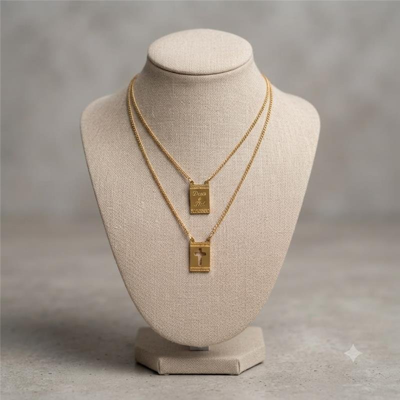 ESCAPULÁRIO DEUS É FIEL EM AÇO INOXIDÁVEL BANHADO A OURO 18K