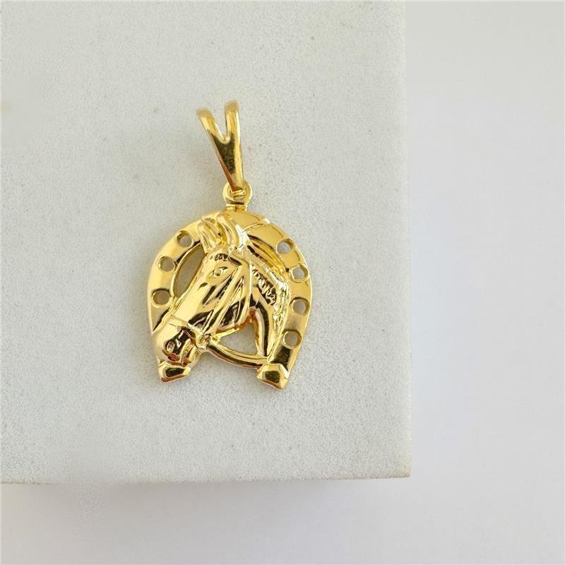 PINGENTE CAVALO COM FERRADURA BANHO OURO 18K