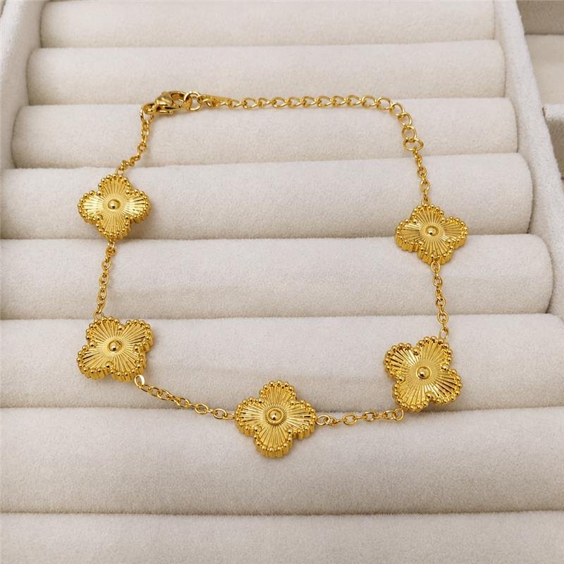 PULSEIRA TREVO EM AÇO INOXIDÁVEL COM BANHO OURO 18K