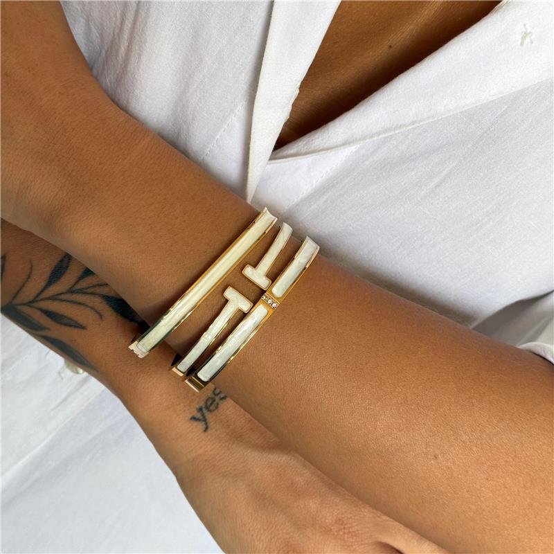  BRACELETE CARTIER COM DETALHE MADRE PÉROLA AÇO INOXIDÁVEL BANHO OURO 18K