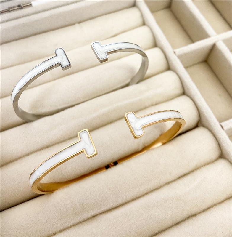  BRACELETE CARTIER COM DETALHE MADRE PÉROLA AÇO INOXIDÁVEL