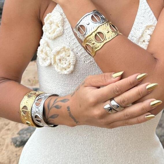 BRACELETE MARTELADO COM CIRCULOS AÇO INOXIDÁVEL BANHO OURO 18K