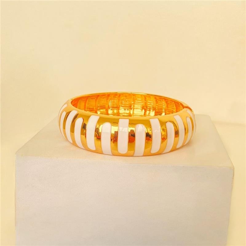 BRACELETE MAXI DESIGN LISTRAS BRANCAS E DOURADAS BANHO OURO 18K