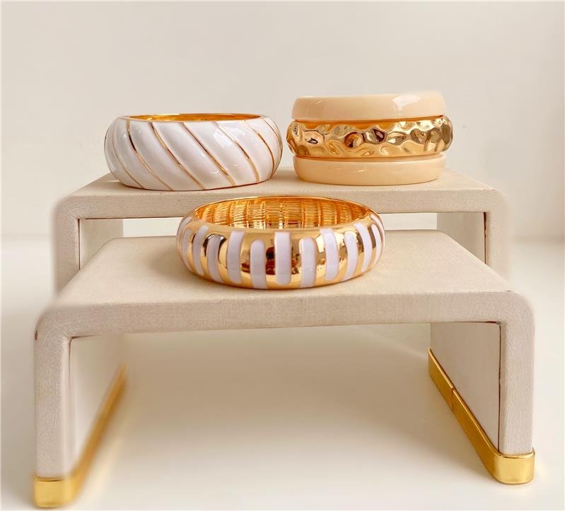 BRACELETE MAXI DESIGN LISTRAS BRANCAS E DOURADAS BANHO OURO 18K