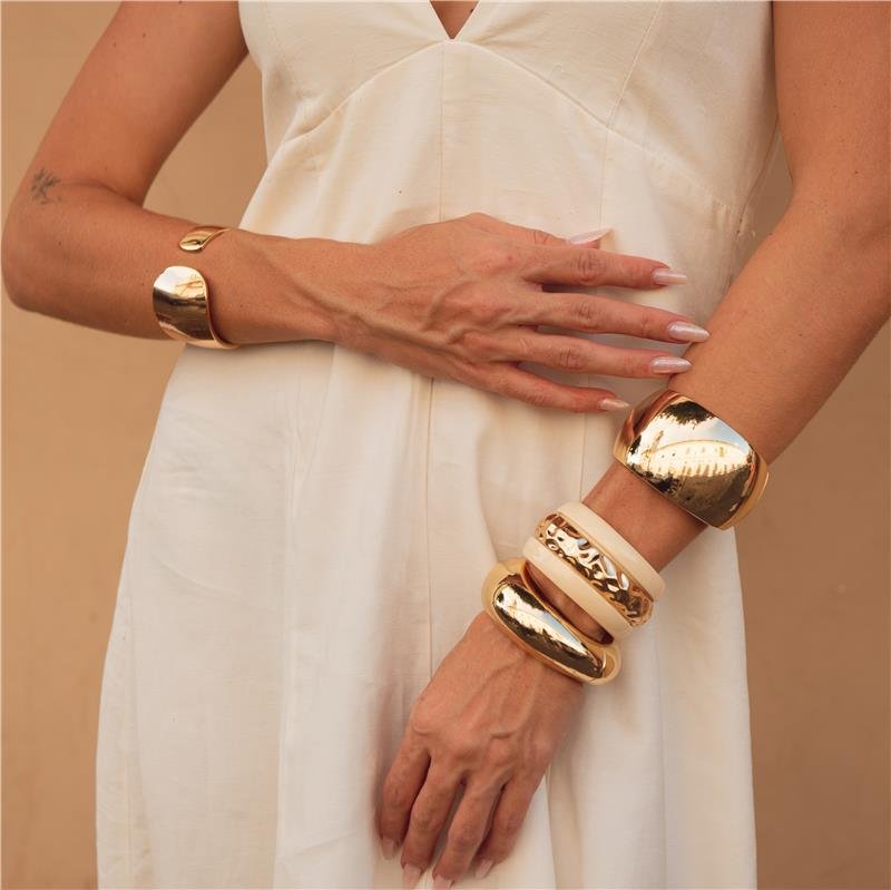 BRACELETE MAXI ASSIMÉTRICO LISO BANHO OURO 18K