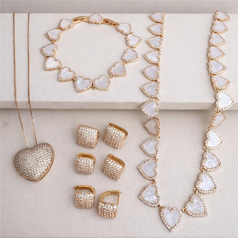 PULSEIRA CORAÇÃO MADRE PÉROLA CRAVEJADO BANHO OURO 18K -BREVE REPOSIÇÃO