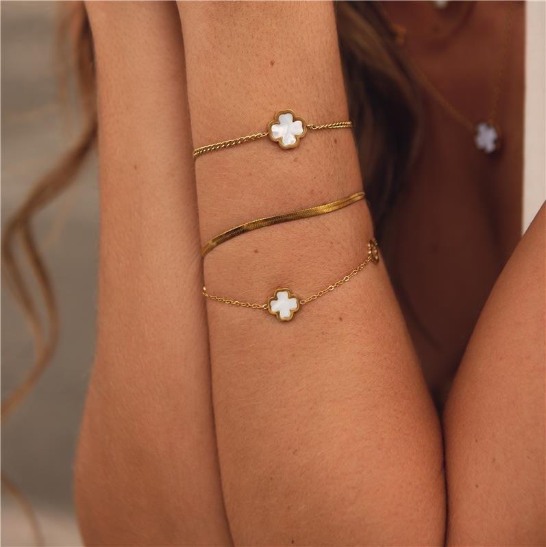 PULSEIRA TREVO MADRE PÉROLA AÇO INOXIDÁVEL BANHO OURO 18K