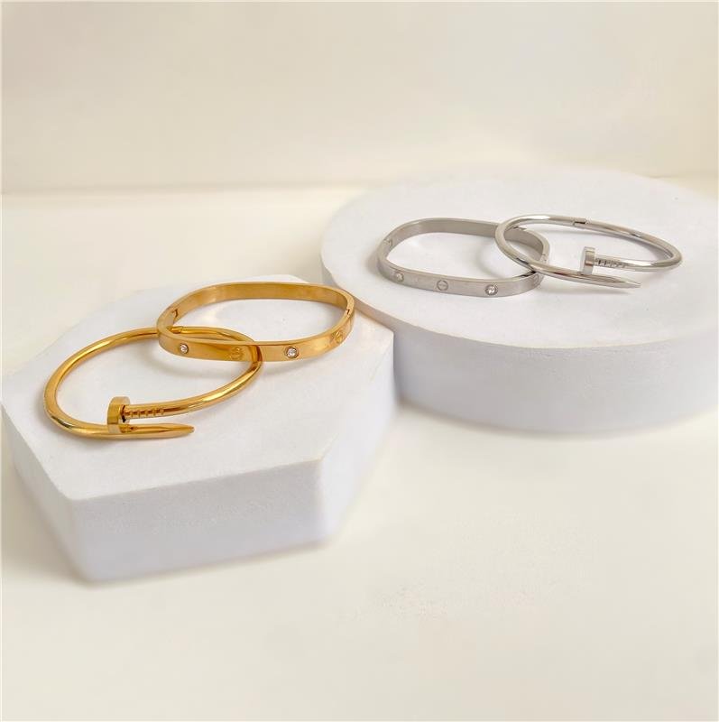  BRACELETE CARTIER COM PONTO DE LUZ EM AÇO INOXIDÁVEL COM BANHO OURO18K