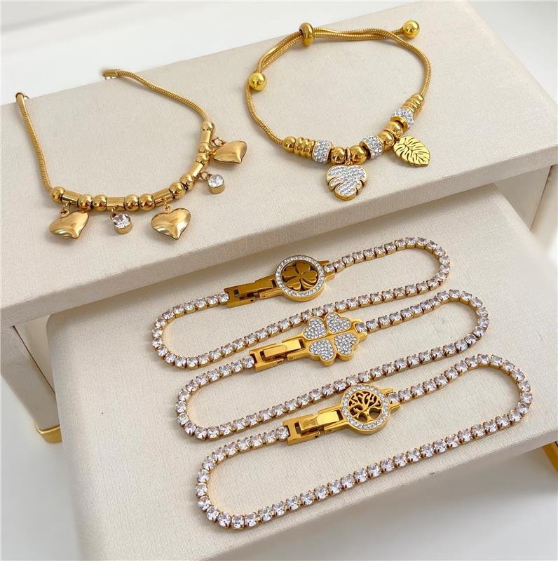 PULSEIRA COM PINGENTE CORAÇÃO E PONTO DE LUZ AÇO INOXIDÁVEL BANHO OURO 18K