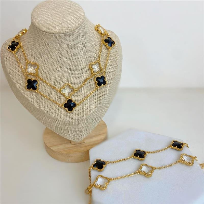 PULSEIRA 5 TREVOS ÔNIX EM AÇO INOXIDÁVEL COM BANHO OURO 18K