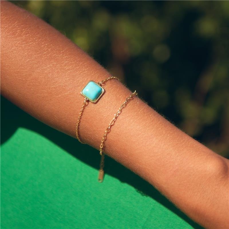 PULSEIRA DUPLA COM PINGENTE QUADRADO VERDE EM AÇO INOXIDÁVEL COM BANHO OURO 18K