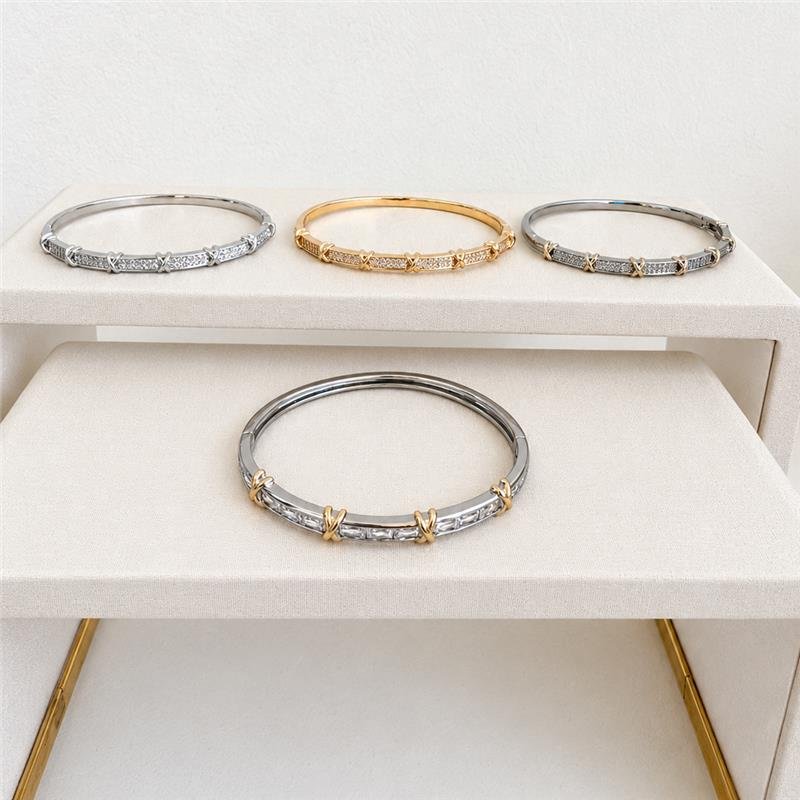 BRACELETE X CRAVEJADO INSPIRAÇÃO ALTA JOALHEIRA TF BANHO OURO 18K