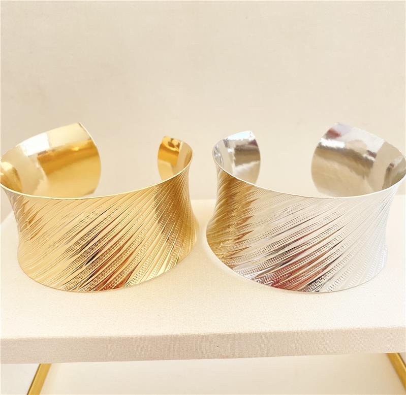 PULSEIRA BRACELETE ESCOVADO GROSSO EM AÇO INOXIDÁVEL COM BANHO OURO 18K 3 MESES DE GARANTIA