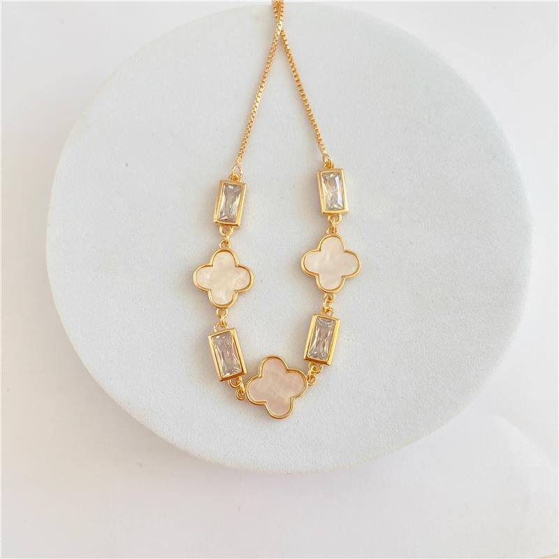 PULSEIRA TREVO MADRE PÉROLA COM ZIRCÔNIA RETANGULAR GRAVATINHA BANHO OURO 18K