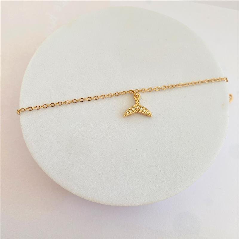 TORNOZELEIRA PINGENTE RABO DE BALEIA CRAVEJADO BANHO OURO 18K